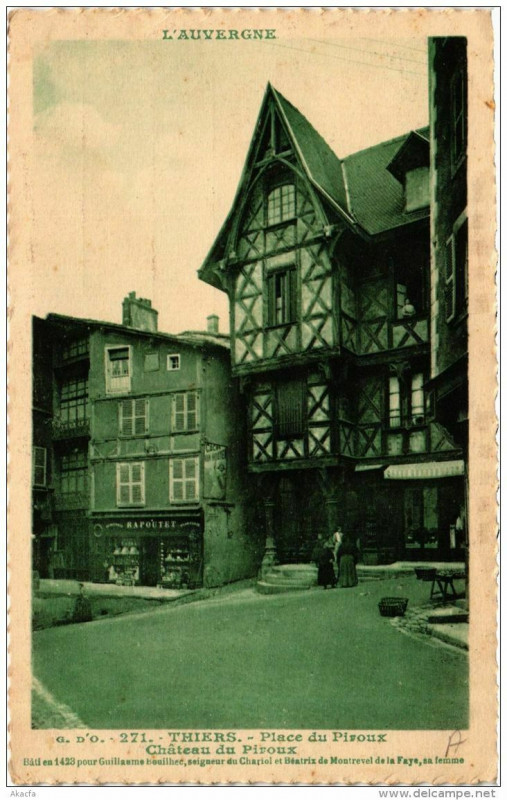 Carte postale ancienne Thiers Place du Piroux Chateau du Piroux à Thiers