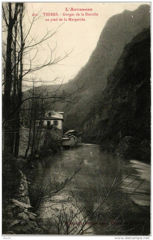 Carte postale ancienne Thiers Gorges de la Durolle au pied de la Margeride à Thiers