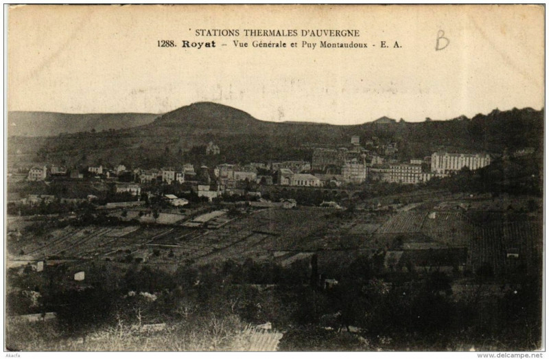 Carte postale ancienne Royat Vue Generale et Puy Montaudoux à Royat
