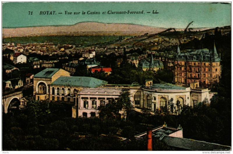 Carte postale ancienne Royat Vue sur le Casino et Clermont-Ferrand à Clermont-Ferrand