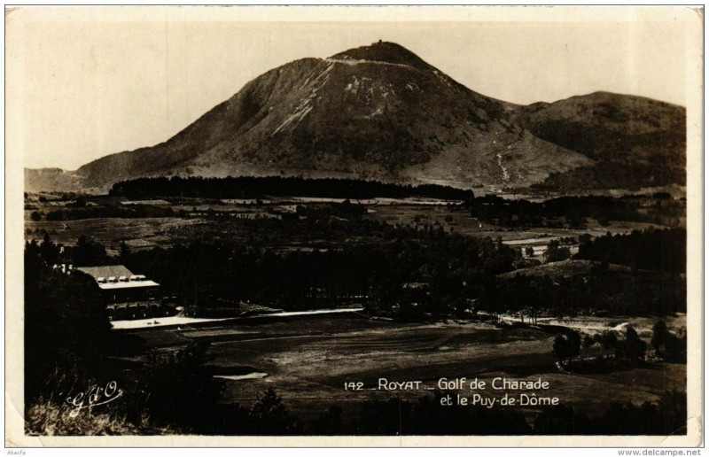 Carte postale ancienne Royat Golf de Charade et le Puy-de-Dome à Royat