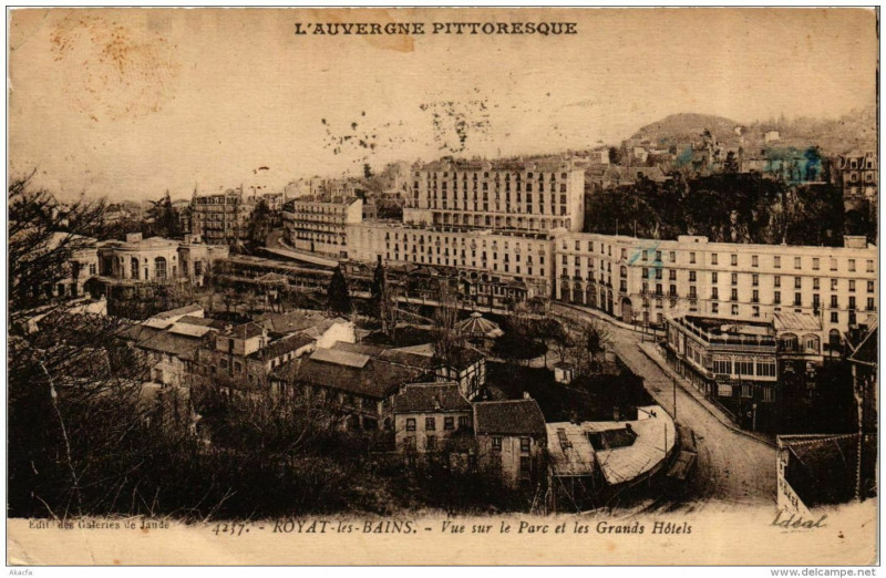 Carte postale ancienne Royat-les-Bains Vue sur le Parc et les Grands Hotels à Royat