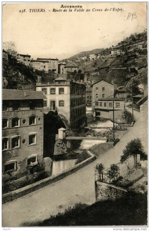 Carte postale ancienne Thiers Route de la Vallée au Creux de l'Enfer à Thiers