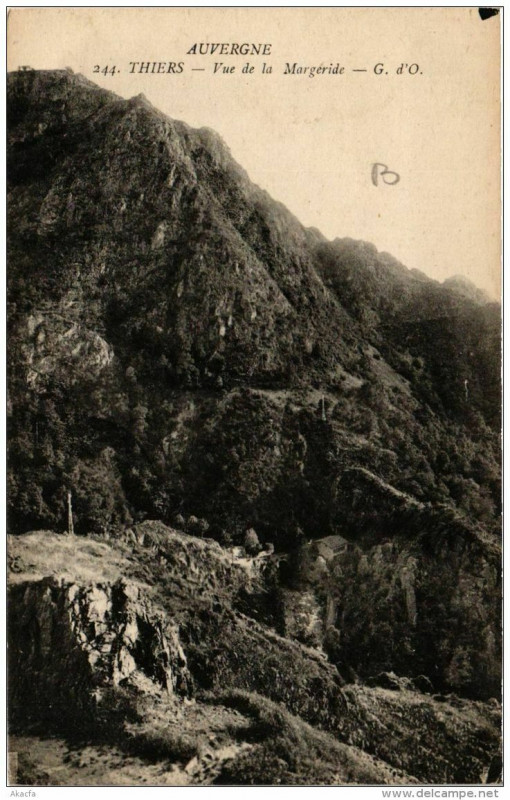 Carte postale ancienne Thiers Vue de la Margeride à Thiers