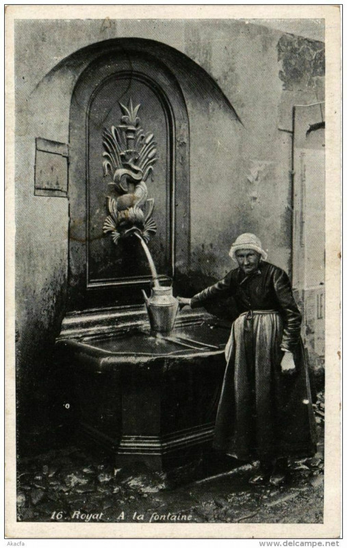 Carte postale ancienne Royat A la fontaine à Royat
