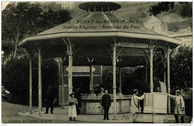 Carte postale ancienne Royat Source Eugénie Intérieur du Parc à Royat