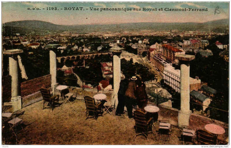 Carte postale ancienne Royat Vue panoramique sur Royat et Clermont-Ferrand à Clermont-Ferrand