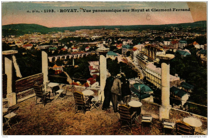 Carte postale ancienne Royat Vue panoramique sur Royat et Clermont-Ferrand à Clermont-Ferrand