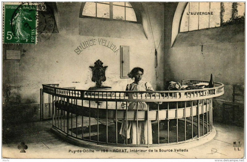 Carte postale ancienne Royat Intérieur de la Source Velleda à Royat