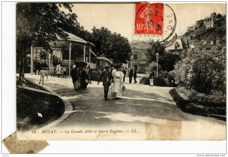 Carte postale ancienne Royat La Grande Allée et Source Eugénie à Royat