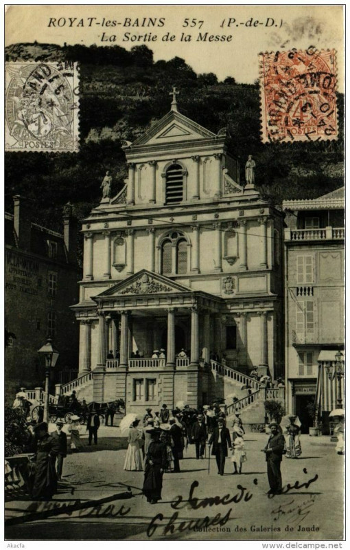 Carte postale ancienne Royat La Sortie de la Messe à Royat