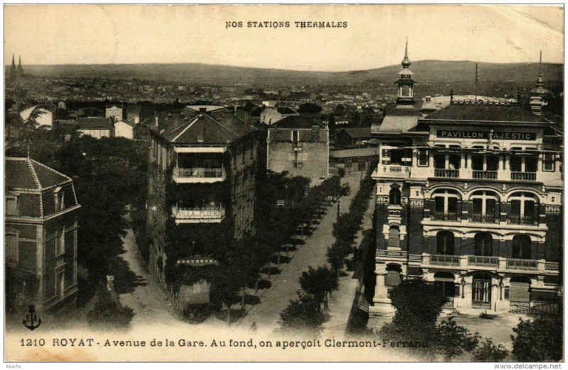 Carte postale ancienne Royat Avenue de la Gare Au fond à Royat