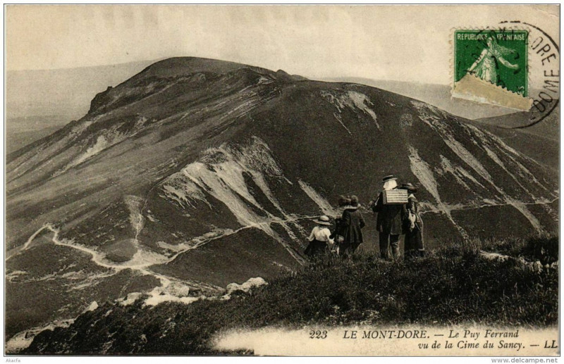Carte postale ancienne Le Mont-Dore Le Puy Ferrand vu de la Cime du Sancy à Mont-Dore