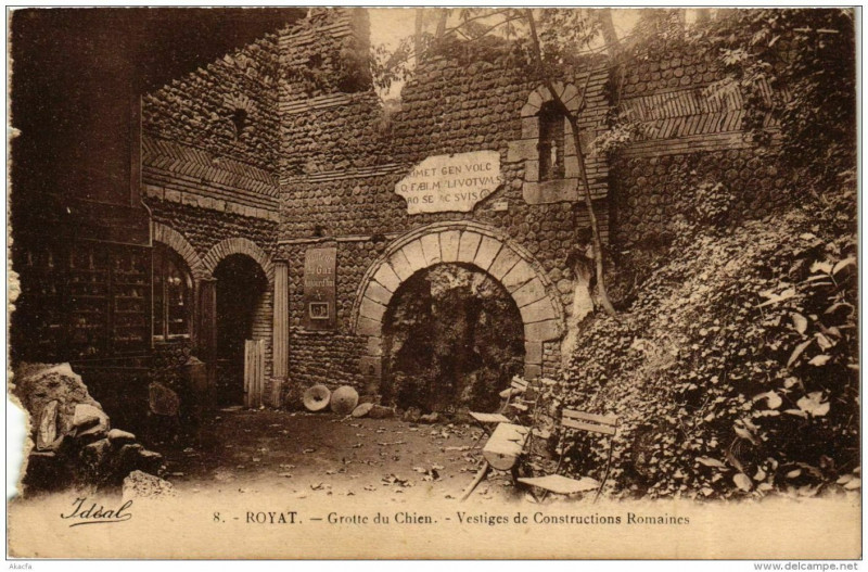 Carte postale ancienne Royat Grotte du Chien Vestiges de Constructions à Royat
