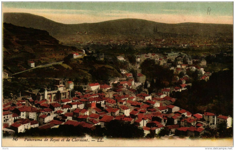 Carte postale ancienne Royat Panorama de Royat et de Clermont à Royat