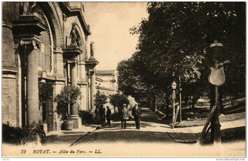 Carte postale ancienne Royat Allée du Parc à Royat