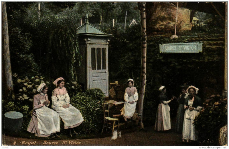 Carte postale ancienne Royat Source Saint-Victor à Royat