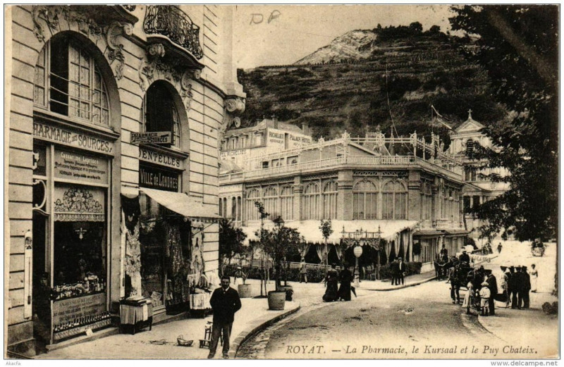 Carte postale ancienne Royat La Pharmacie le Kursaal et Le Puy Chateix à Royat