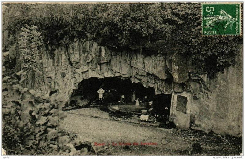 Carte postale ancienne Royat Grotte des laveuses à Royat
