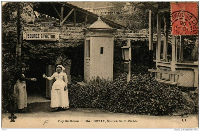 Carte postale ancienne Royat Source Saint-Victor à Royat