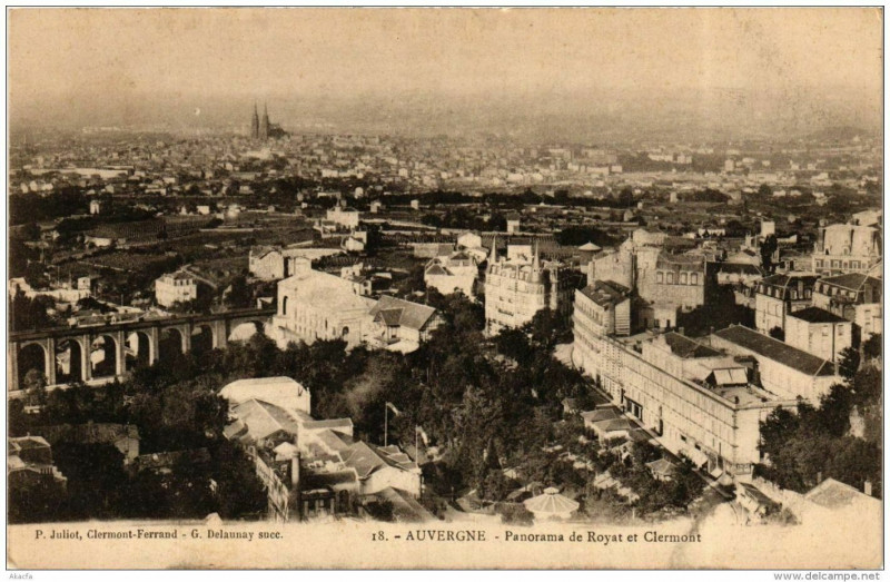 Carte postale ancienne Royat Panorama de Royat et Clermont à Royat