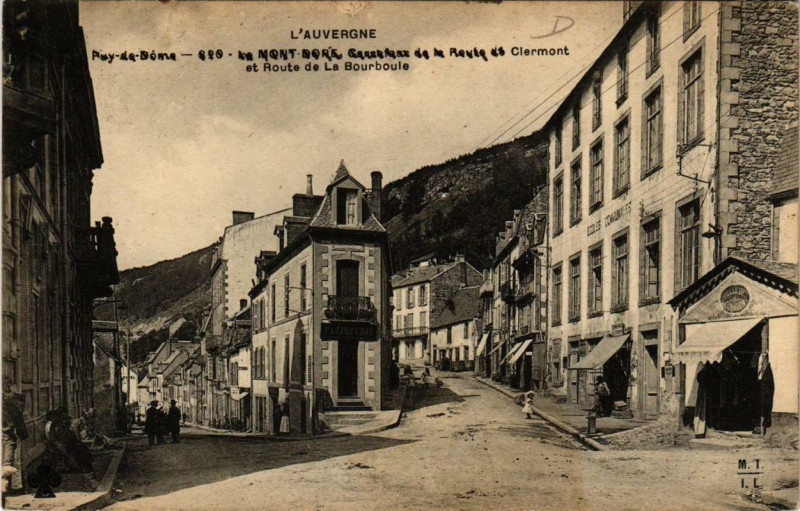 Carte postale ancienne Le Mont-Dore Clermont et Route de La Bourboule à La Bourboule