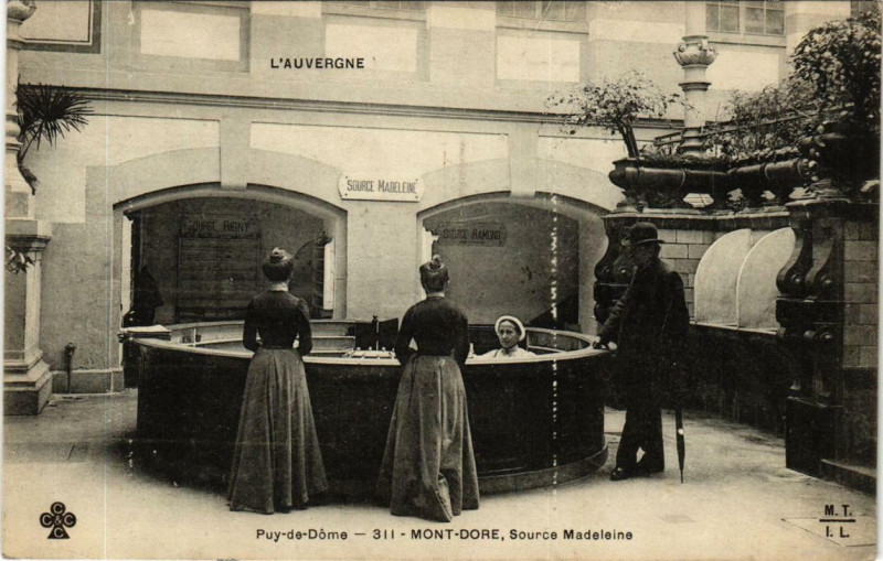 Carte postale ancienne Le Mont-Dore Source Madeleine à Mont-Dore