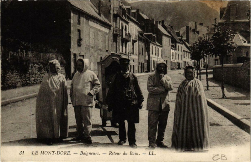 Carte postale ancienne Le Mont-Dore Baigneurs Retour du Bain à Mont-Dore