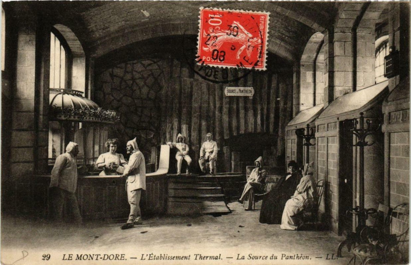 Carte postale ancienne Le Mont-Dore L'Etabl. Thermal La Source de Panthéon à Mont-Dore