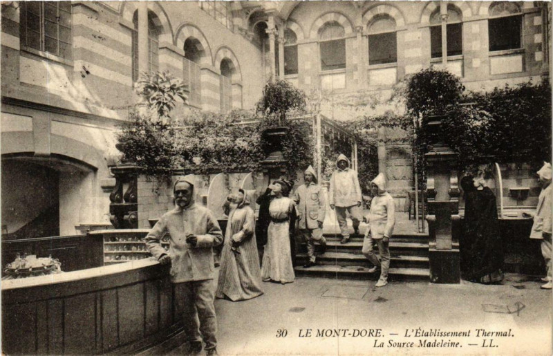 Carte postale ancienne Le Mont-Dore L'Etabl. Thermal La Source Madeleine à Mont-Dore