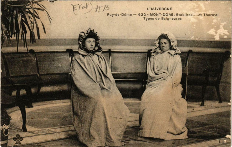 Carte postale ancienne Le Mont-Dore Etabl. Thermal Types de Baigneuses à Mont-Dore