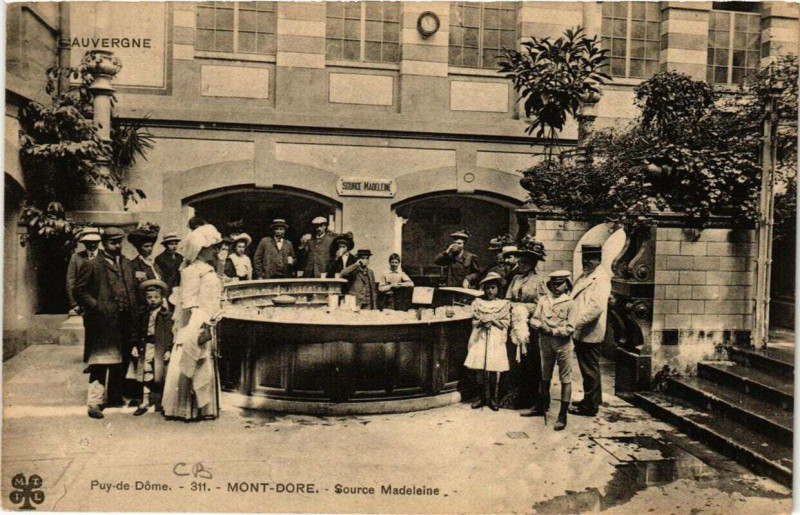 Carte postale ancienne Le Mont-Dore Source Madeleine à Mont-Dore