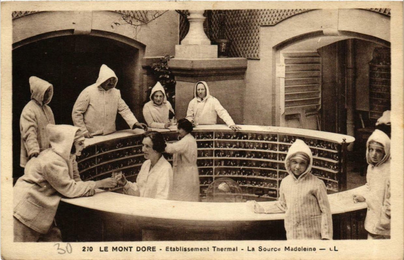 Carte postale ancienne Le Mont-Dore Etabl. Thermal La Source Madeleine à Mont-Dore