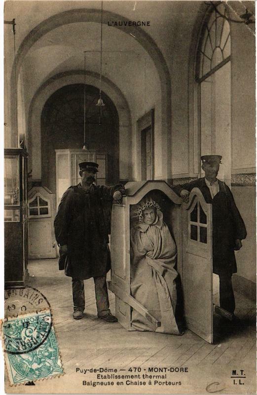 Carte postale ancienne Le Mont-Dore Etabl. Thermal Baigneuse en Chaise à Mont-Dore