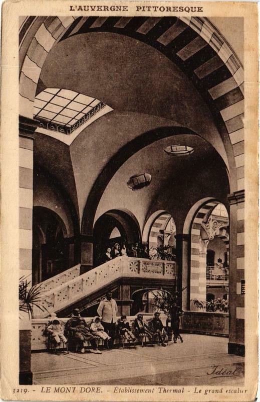 Carte postale ancienne Le Mont-Dore Etabl. Thermal Le grand escalier à Mont-Dore