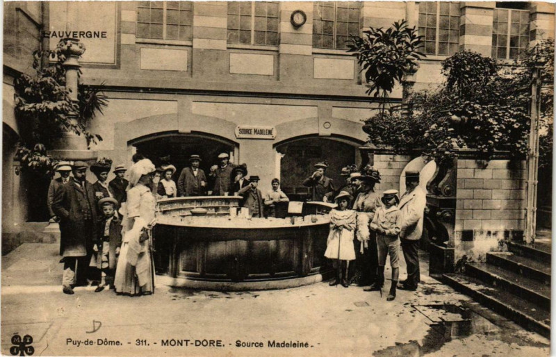 Carte postale ancienne Le Mont-Dore Source Madeleine à Mont-Dore