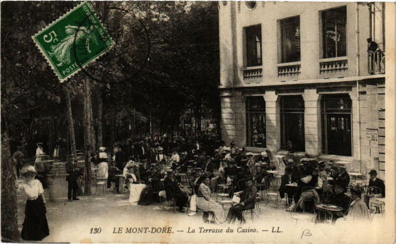 Carte postale ancienne Le Mont-Dore La Terrasse du Casino à Mont-Dore
