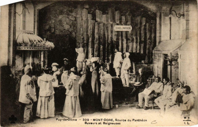 Carte postale ancienne Le Mont-Dore Source du Panthéon Buveurs et Baigneuses à Mont-Dore