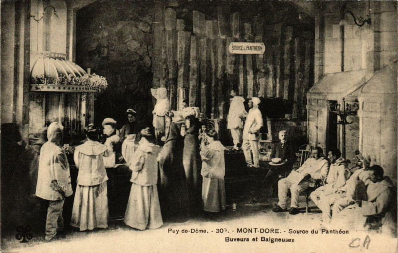Carte postale ancienne Le Mont-Dore Source du Panthéon Buveurs et Baigneuses à Mont-Dore