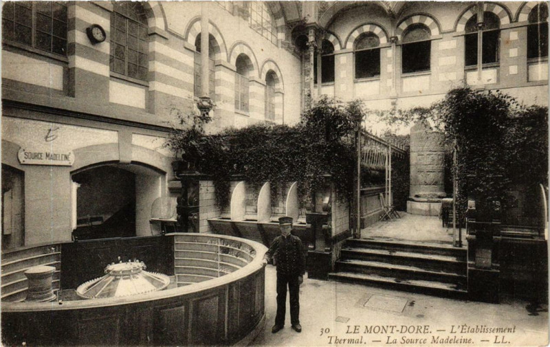 Carte postale ancienne Le Mont-Dore L'Etabl. Thermal La Source Madeleine à Mont-Dore