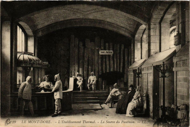 Carte postale ancienne Le Mont-Dore L'Etabl. Thermal La Source du Panthéon à Mont-Dore