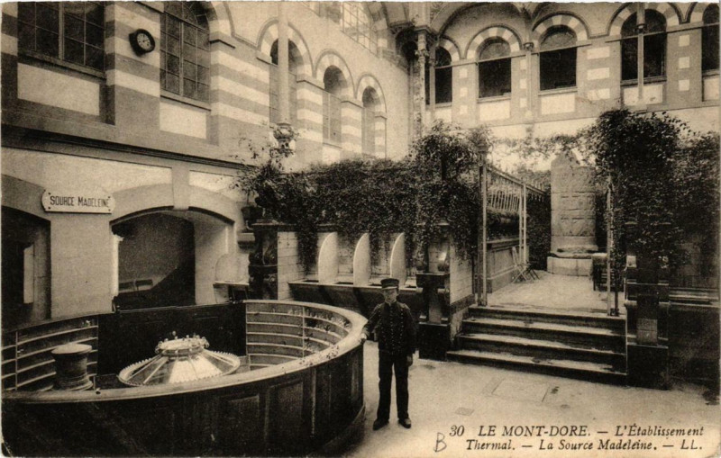 Carte postale ancienne Le Mont-Dore L'Etabl. Thermal La Source Madeleine à Mont-Dore