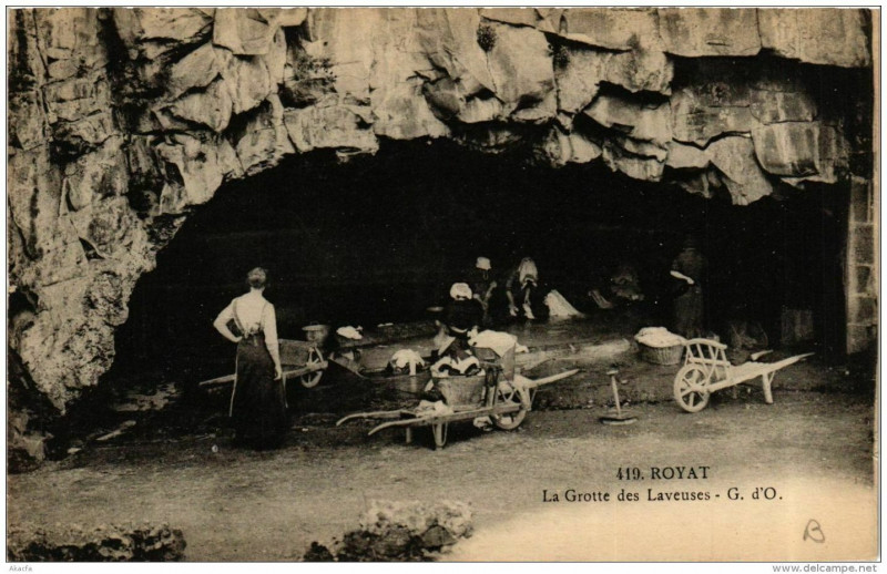 Carte postale ancienne Royat La Grotte des Laveuses à Royat