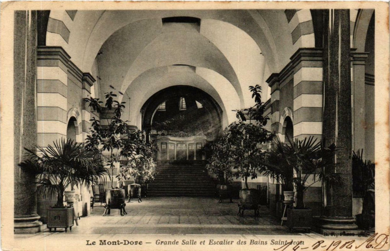 Carte postale ancienne Le Mont-Dore Grande Salle et Escalier des Bains Saint-Jean à Mont-Dore