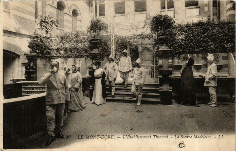 Carte postale ancienne Le Mont-Dore L'Etabl. Thermal La Source Madeleine à Mont-Dore