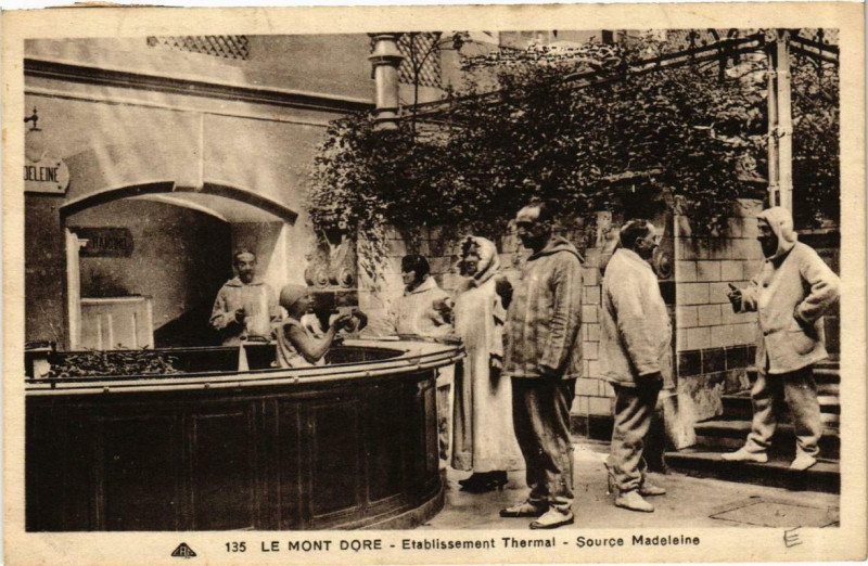 Carte postale ancienne Le Mont-Dore Etabl. Thermal Source Madeleine à Mont-Dore