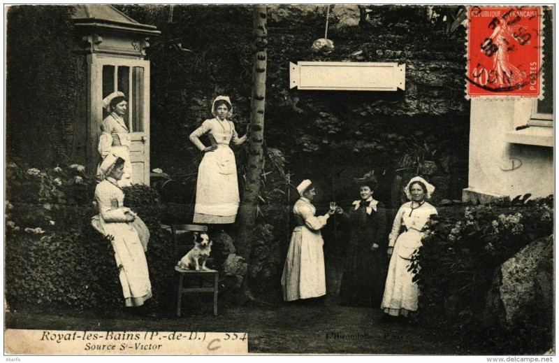 Carte postale ancienne Royat Source Saint-Victor à Royat