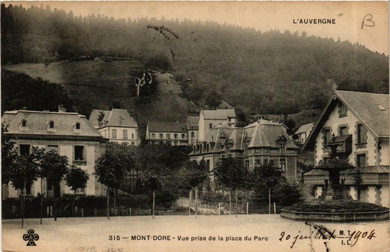Carte postale ancienne Le Mont-Dore Vue prise de la place du Parc à Mont-Dore