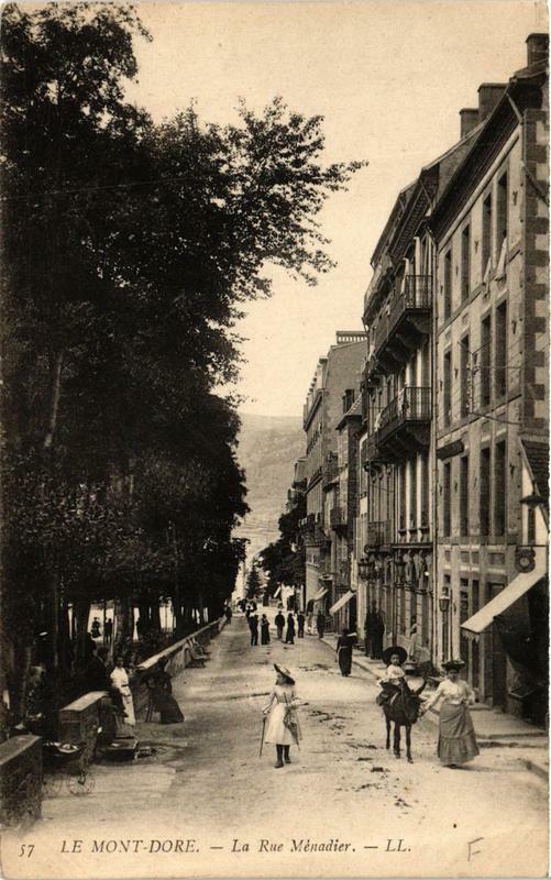 Carte postale ancienne Le Mont-Dore La Rue Ménadier à Mont-Dore