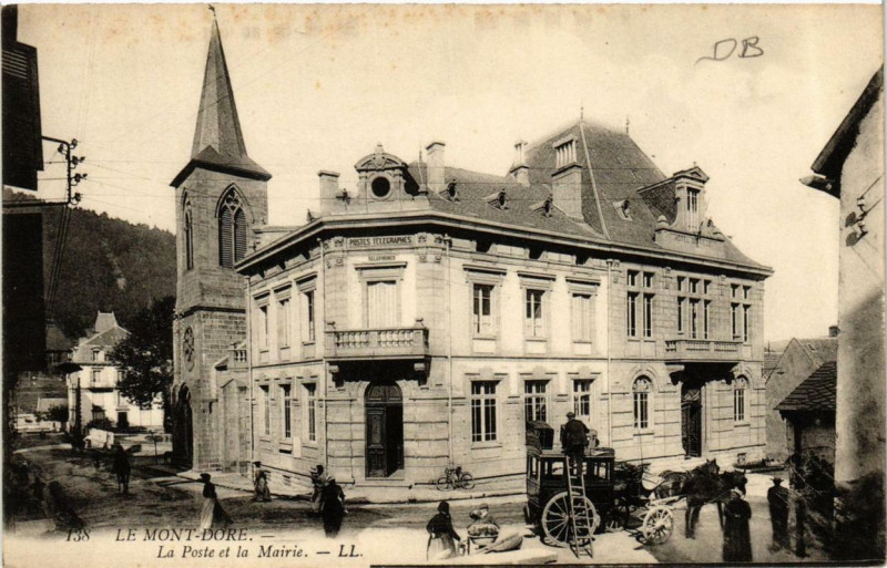 Carte postale ancienne Le Mont-Dore La Poste et la Mairie à Mont-Dore